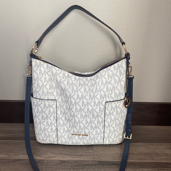 Michael Kors Handbags - Authentic Michael Kors Purse